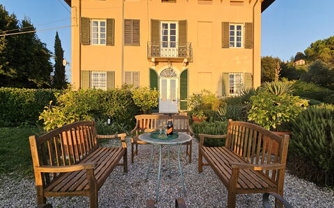 Villa Il Torrazzo, Vista Mare, Massarosa: Struik, Huis, Facade, Huis, Tuin, Verblijf, Landgoed, Deur, Groundcover, Boerderij