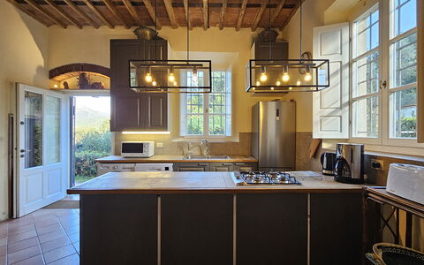 Villa Il Torrazzo, Vista Mare, Massarosa: Meubilair, Interieur Ontwerp, Lichte Inrichting, Hout, Flooring, Plafond, Keuken, Verlichting, Countertop, Huis