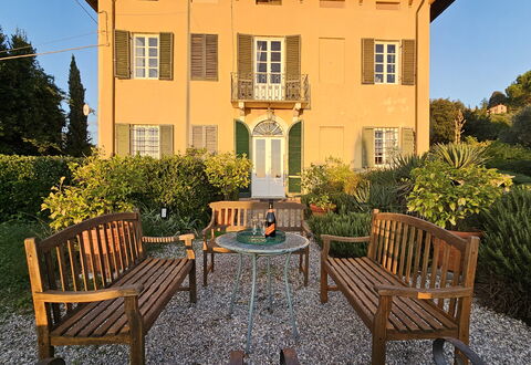 Villa Il Torrazzo, Vista Mare, Massarosa: Struik, Huis, Facade, Huis, Tuin, Verblijf, Landgoed, Deur, Groundcover, Boerderij