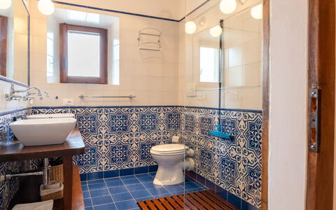 Podere i Prati: Blauw, Flooring, Verdieping, Interieur Ontwerp, Badkamer, Loodgieterswerkinrichting, Tegel, Loodgieter, Kraan, Wastafel In De Badkamer