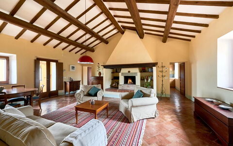 Podere i Prati: Meubilair, Interieur Ontwerp, Flooring, Verdieping, Muur, Plafond, Hout, Kamer, Bankstel, Woonkamer