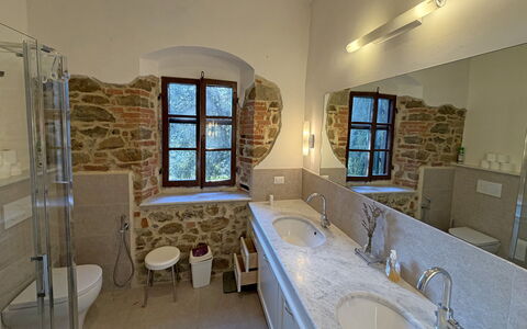 Villa Ulivacci: Muur, Flooring, Loodgieterswerkinrichting, Interieur Ontwerp, Verdieping, Kraan, Loodgieter, Wastafel, Meubilair, Badkamer