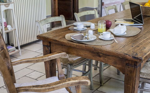 Villa Il Colto: Meubilair, Hout, Tafel, Flooring, Stoel, Eetkamer, Interieur Ontwerp, Keuken En Eettafel, Verdieping, Bruin