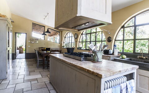 Villa Il Colto: Keuken, Meubilair, Interieur Ontwerp, Countertop, Flooring, Hout, Toestel Van De Keuken, Verdieping, Cabinetry, Plafond