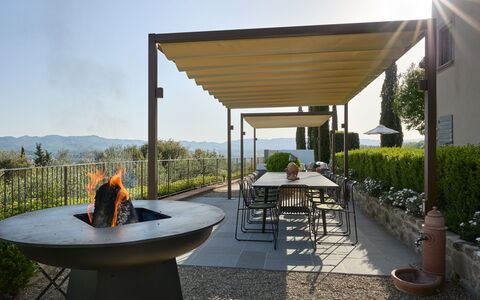 Villa Il Colto: Meubilair, Buitenmeubels, Schaduw, Buitentafel, Stoel, Tuin, Outdoor Structuur, Pergola, Backyard, Landscaping
