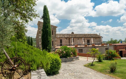 Agriturismo le Case Rosse di Montebuono: Landgoed, Landscaping, Gazon, Tuin, Werf, Hacienda, Villa, Boerderij, Historisch Huis
