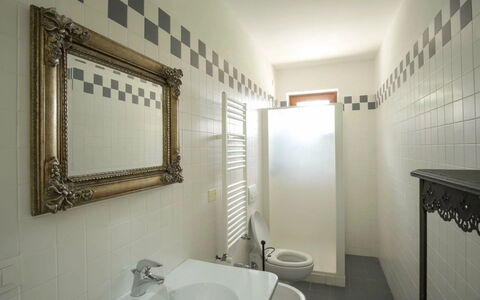 Agriturismo le Case Rosse di Montebuono: Flooring, Verdieping, Interieur Ontwerp, Plafond, Loodgieterswerkinrichting, Kamer, Loodgieter, Badkamer, Tegel