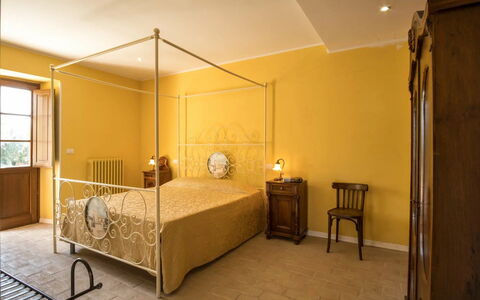 Agriturismo le Case Rosse di Montebuono: Meubilair, Interieur Ontwerp, Bed, Muur, Slaapkamer, Verdieping, Flooring, Hout, Plafond, Kamer