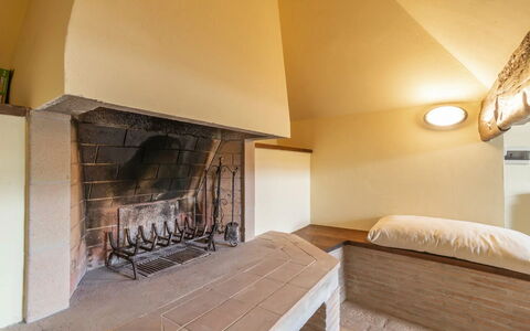 Agriturismo le Case Rosse di Montebuono: Interieur Ontwerp, Flooring, Plafond, Hout, Verdieping, Meubilair, Kamer, Verlichting, Haard, Woonkamer