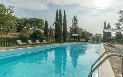 Agriturismo le Case Rosse di Montebuono: Zwembad, Struik, Tuin, Landscaping, Schaduw, Eco Hotel, Buitenmeubels, Toevlucht, Hacienda