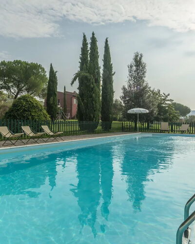 Agriturismo le Case Rosse di Montebuono: Zwembad, Struik, Tuin, Landscaping, Schaduw, Eco Hotel, Buitenmeubels, Toevlucht, Hacienda