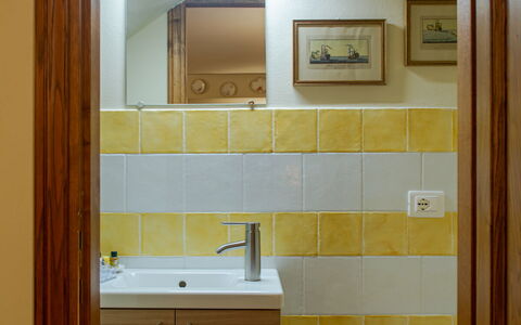 Villa Bolgheri Vermentino Castagneto Carducci: Muur, Flooring, Geel, Hout, Loodgieterswerkinrichting, Interieur Ontwerp, Verdieping, Wastafel In De Badkamer, Badkamer, Wastafel