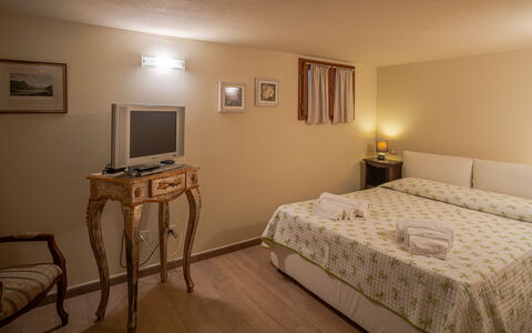 Villa Bolgheri Vermentino Castagneto Carducci: Slaapkamer, Bed, Interieur Ontwerp, Meubilair, Laken, Verlichting, Bedding, Verdieping, Flooring, Bed Frame