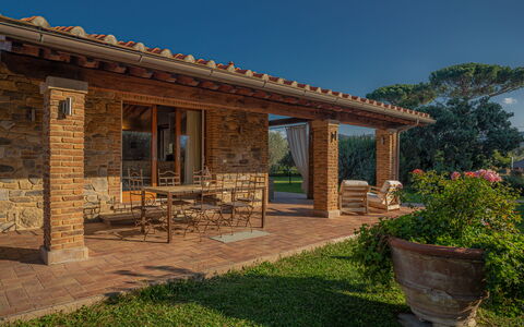 Villa Bolgheri Vermentino Castagneto Carducci: Muur, Steen, Architectuur, Huis, Deur, Metselwerk, Verblijf, Landgoed, Schaduw, Tuin