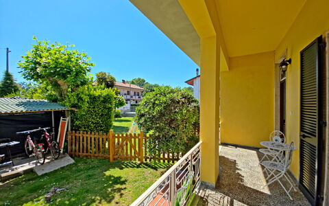 Casa Serena: Balkon, Gazon, Villa