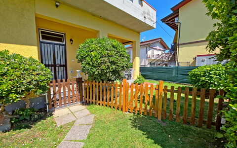 Casa Serena: Huis, Huis, Tuin, Gazon, Hek, Backyard, Werf, Landscaping, Schaduw, Home Schermen