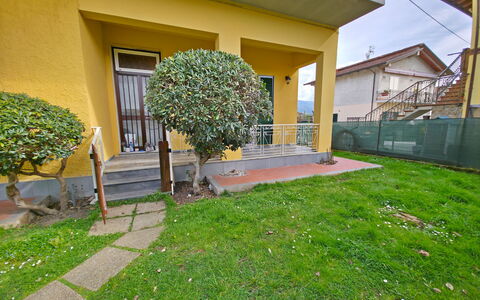 Casa Serena: Struik, Tuin, Gazon, Werf, Backyard, Landscaping, Schaduw, Haag, Binnenplaats, Gang