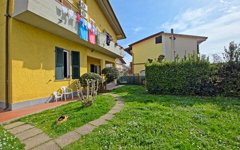 Casa Serena: Woongebied, Huis, Buurt, Huis, Menselijke Nederzetting, Appartement, Voorstad, Gazon, Werf, Balkon