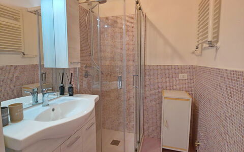 Casa Serena: Wastafel In De Badkamer, Badkamer, Wastafel, Loodgieterswerkinrichting, Flooring, Verdieping, Interieur Ontwerp, Kraan, Badkamerkast, Loodgieter