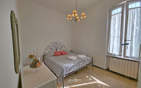 Casa Serena: Meubilair, Bed, Slaapkamer, Interieur Ontwerp, Verdieping, Bedding, Muur, Flooring, Laken, Hout