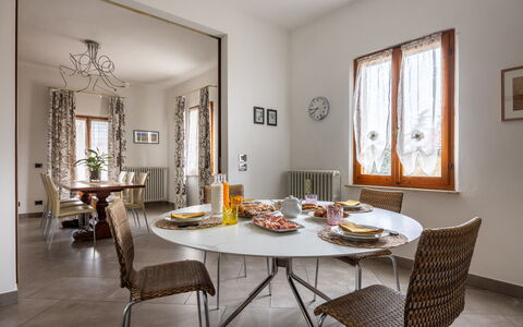 Casa Lory, Monteriggioni, Siena: Meubilair, Interieur Ontwerp, Tafel, Flooring, Stoel, Hout, Keuken En Eettafel, Verdieping, Eetkamer, Verlichting