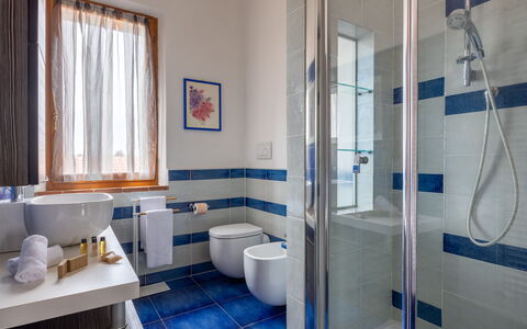 Casa Lory, Monteriggioni, Siena: Blauw, Flooring, Interieur Ontwerp, Verdieping, Loodgieterswerkinrichting, Badkamer, Huis, Loodgieter, Toilet, Samengesteld Materiaal