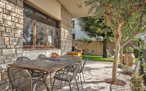 Cortona Deluxe: Muur, Flagstone, Steen, Buitenmeubels, Samengesteld Materiaal, Schaduw, Stenen Muur, Stoel, Tuin, Beton