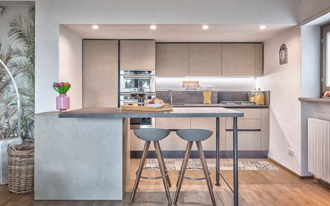 Cortona Deluxe: Meubilair, Interieur Ontwerp, Keuken, Flooring, Countertop, Verdieping, Hout, Toestel Van De Keuken, Cabinetry, Tafel