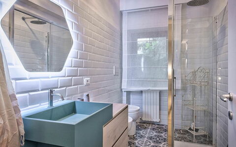 Cortona Deluxe: Flooring, Interieur Ontwerp, Muur, Verdieping, Badkamer, Loodgieterswerkinrichting, Kraan, Tegel, Loodgieter, Verlichting