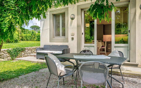 Villa Church: Struik, Tuin, Buitenmeubels, Backyard, Schaduw, Stoel, Buitentafel, Werf, Landscaping, Gazon