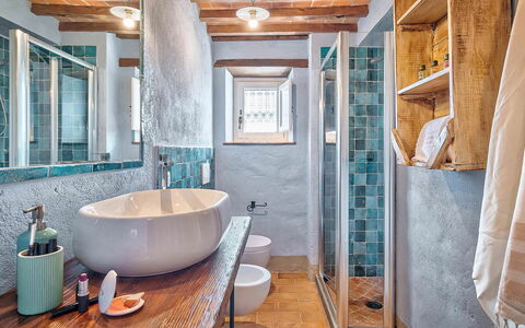 Villa Vita Bella: Badkamer, Loodgieterswerkinrichting, Interieur Ontwerp, Muur, Flooring, Verdieping, Kraan, Wastafel In De Badkamer, Wastafel, Plafond