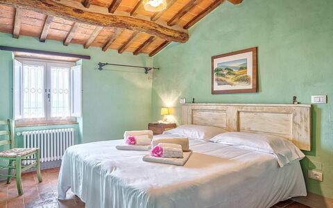 Villa Vita Bella: Muur, Meubilair, Bed, Huis, Interieur Ontwerp, Slaapkamer, Verdieping, Kamer, Bedding, Bed Frame