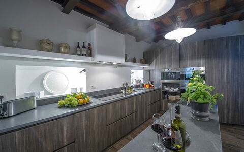 Villa Marinella: Keuken, Interieur Ontwerp, Countertop, Lichte Inrichting, Verlichting, Plafond, Meubilair, Cabinetry, Huis, Loodgieterswerkinrichting