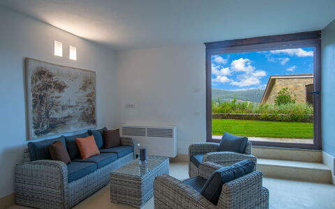 Villa Marinella: Meubilair, Flooring, Stoel, Bankstel, Koffietafel, Hardwood, Woonkamer, Fotolijst, Armleuning