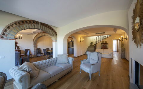 Villa Serena: Meubilair, Interieur Ontwerp, Flooring, Bankstel, Hout, Verdieping, Plafond, Kamer, Verlichting, Woonkamer