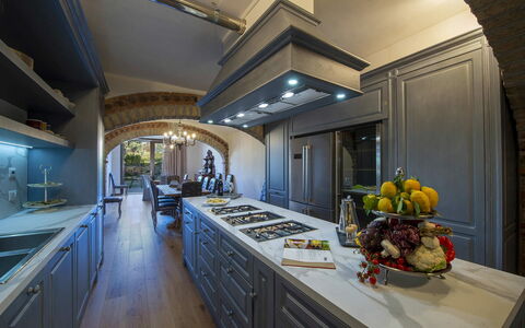 Villa Serena: Keuken, Interieur Ontwerp, Countertop, Plafond, Verlichting, Flooring, Meubilair, Fornuis, Toestel Van De Keuken, Cabinetry