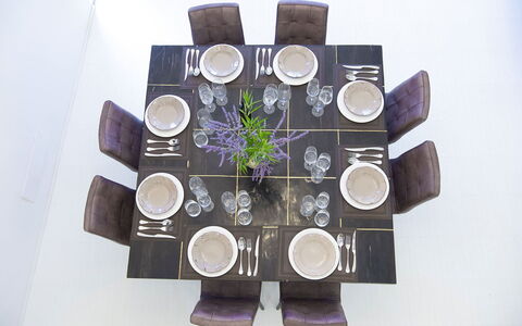 Villa del Fattore: Meubilair, Tafel, Tableware, Eetkamer, Keuken En Eettafel, Stoel, Serveware, Dishware, Natuurlijk Materiaal, Bord