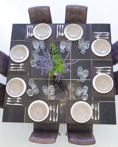 Villa del Fattore: Meubilair, Tafel, Tableware, Eetkamer, Keuken En Eettafel, Stoel, Serveware, Dishware, Natuurlijk Materiaal, Bord