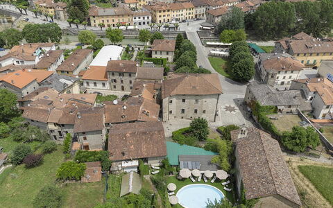 Villa Senio: Gebouw, Muur, Huis, Woongebied, Dak, Buurt, Facade,  Dorf\, Architectuur, Huis