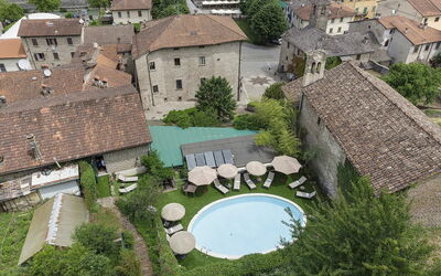 Villa Senio: Huis, Buitenmeubels, Menselijke Nederzetting, Paraplu, Binnenplaats, Landgoed, Hacienda, Werf, Zwembad, Landscaping