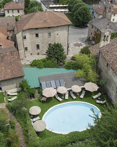 Villa Senio: Huis, Buitenmeubels, Menselijke Nederzetting, Paraplu, Binnenplaats, Landgoed, Hacienda, Werf, Zwembad, Landscaping