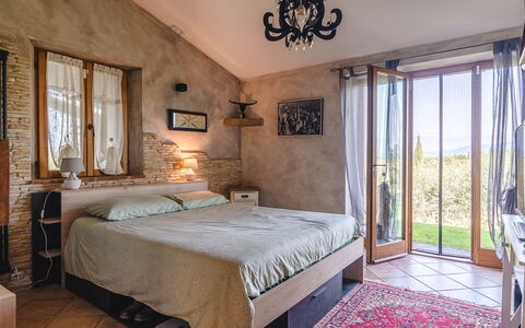 Villa dei Fiori: Meubilair, Bed, Interieur Ontwerp, Slaapkamer, Muur, Flooring, Verdieping, Laken, Bedding, Kamer