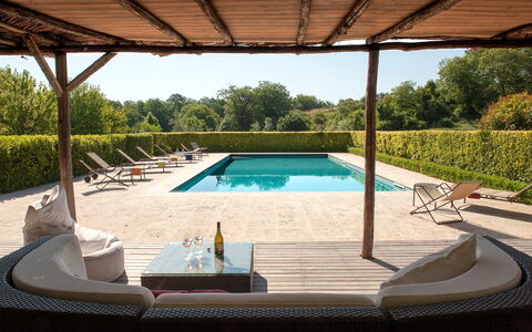 Villa Collombroso: Zwembad, Buitenmeubels, Meubilair, Toevlucht, Ligstoel, Schaduw, Samengesteld Materiaal, Vrije Tijd, Stoel, Tuin