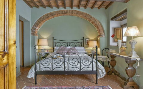 Villa delle Rose: Meubilair, Interieur Ontwerp, Bed, Slaapkamer, Plafond, Flooring, Bedding, Kamer, Verdieping, Bed Frame