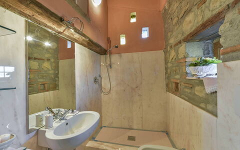 Villa delle Rose: Flooring, Muur, Interieur Ontwerp, Verdieping, Plafond, Loodgieterswerkinrichting, Badkamer, Verlichting, Meubilair, Kamer