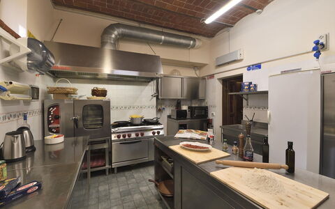 Villa Michelangelo: Keuken, Countertop, Meubilair, Toestel Van De Keuken, Major Appliance, Verlichting, Interieur Ontwerp, Flooring, Plafond, Fornuis