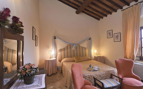 Villa Michelangelo: Meubilair, Bed, Muur, Slaapkamer, Interieur Ontwerp, Textiel, Linens, Bedding, Laken, Kamer