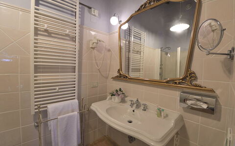 Villa Michelangelo: Interieur Ontwerp, Flooring, Kamer, Verdieping, Meubilair, Loodgieterswerkinrichting, Plafond, Kraan, Loodgieter, Badkamer