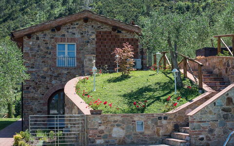 Il Podere: Muur, Architectuur, Struik, Huis, Steen, Huis, Verblijf, Deur, Tuin, Landgoed