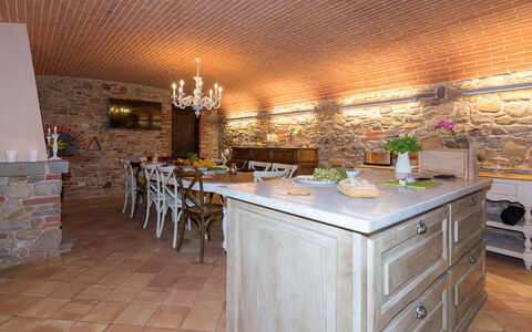 Il Podere: Meubilair, Flooring, Interieur Ontwerp, Hout, Plafond, Keuken, Verdieping, Countertop, Cabinetry, Verlichting